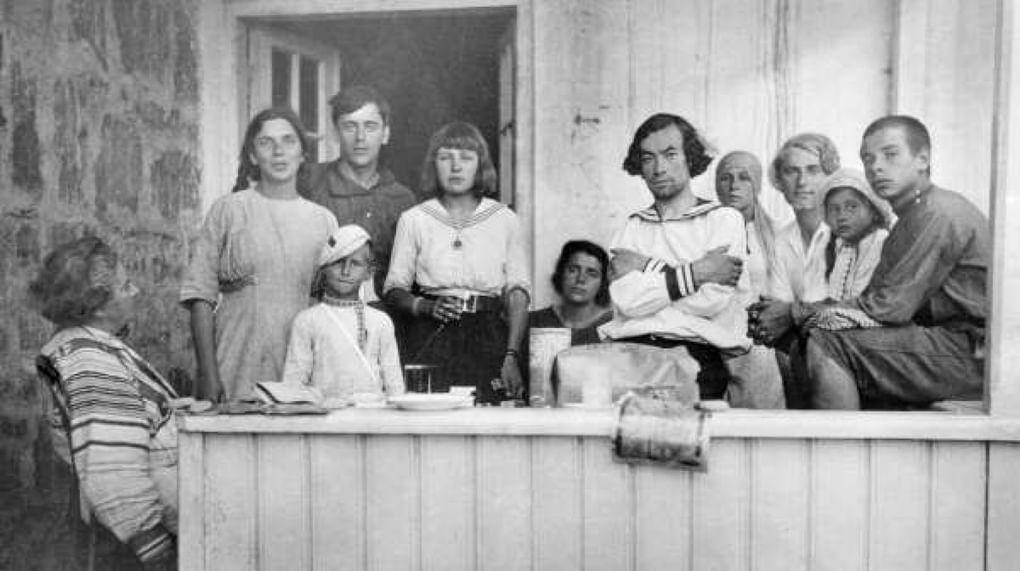 Елена Волошина, Вера Эфрон, Сергей Эфрон, Марина Цветаева, Елизавета Эфрон, Владимир Соколов, Мария Кудашева, Михаил Фельдштейн, Леонид Фейнберг. Коктебель, 1913 год