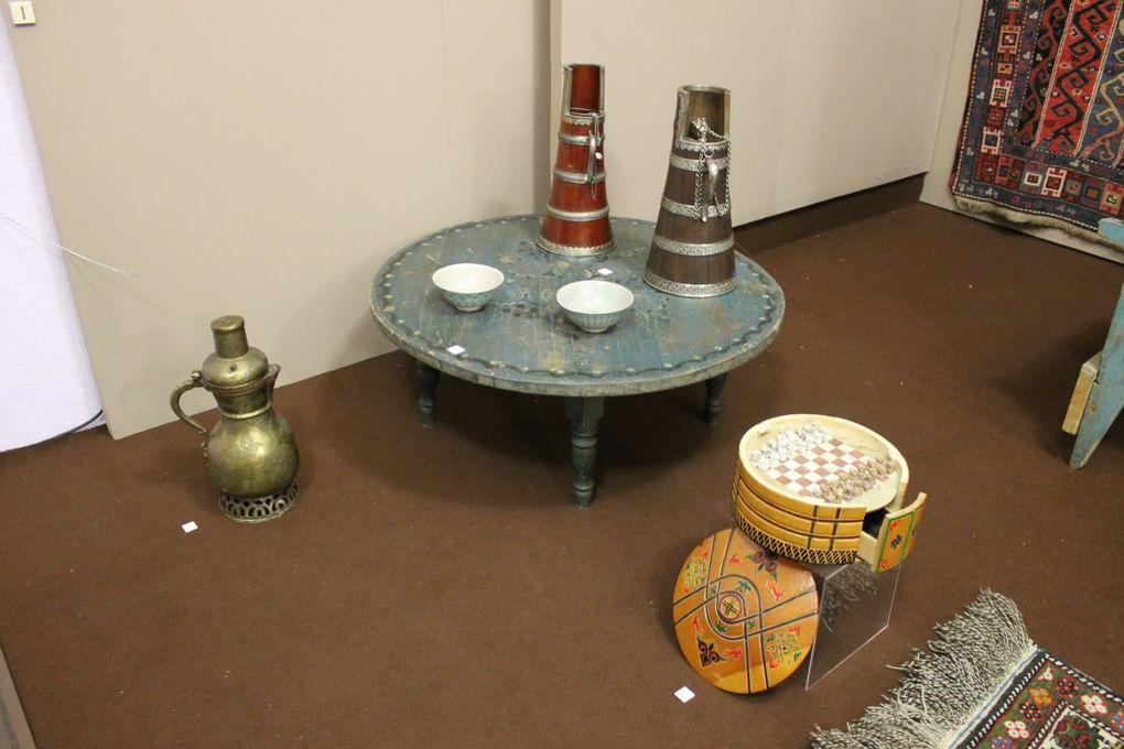 Столик, сосуды для чая, самовар и шахматы