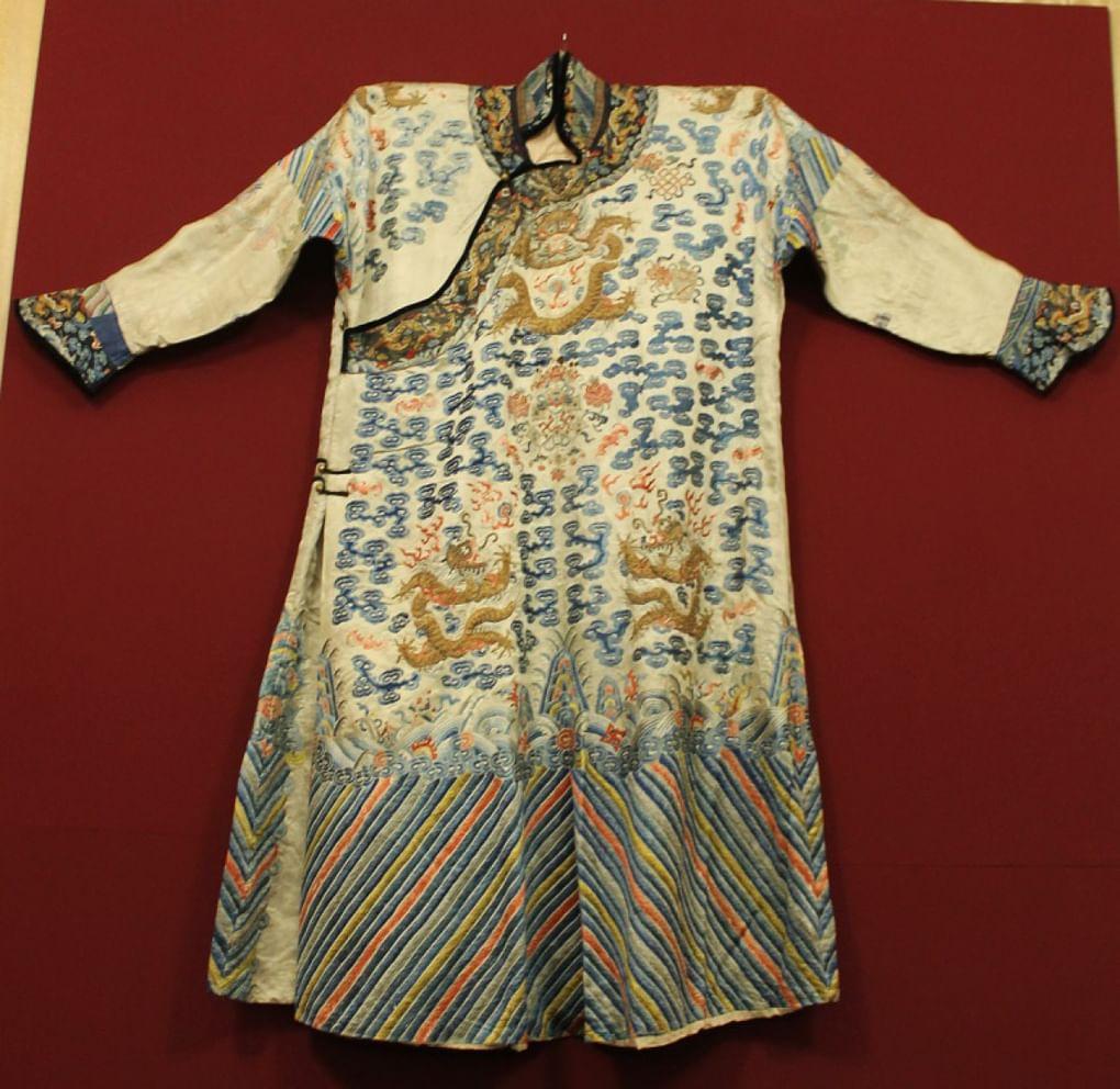 Бурятский мужской халат с изображениями драконов