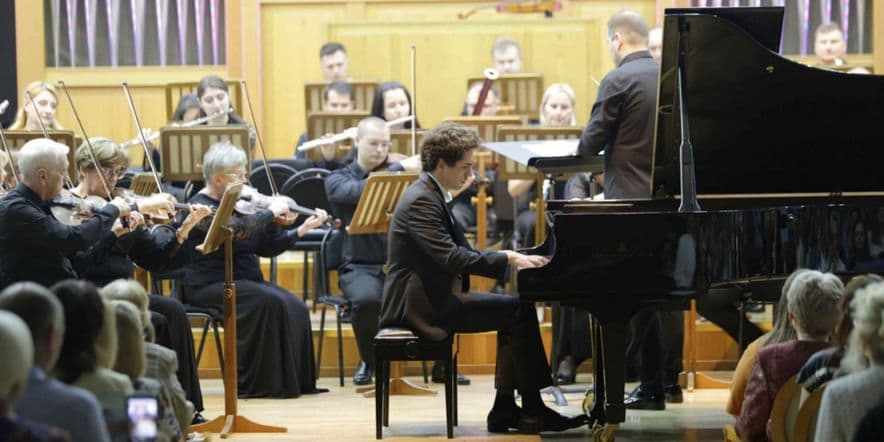Основное изображение для события Концерт «Кубанский симфонический оркестр. Солист — Константин Емельянов»