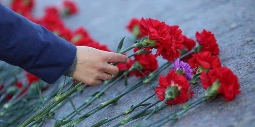 Основное изображение для события «Никто не забыт»Церемония возложения цветов к памятнику павших воинов