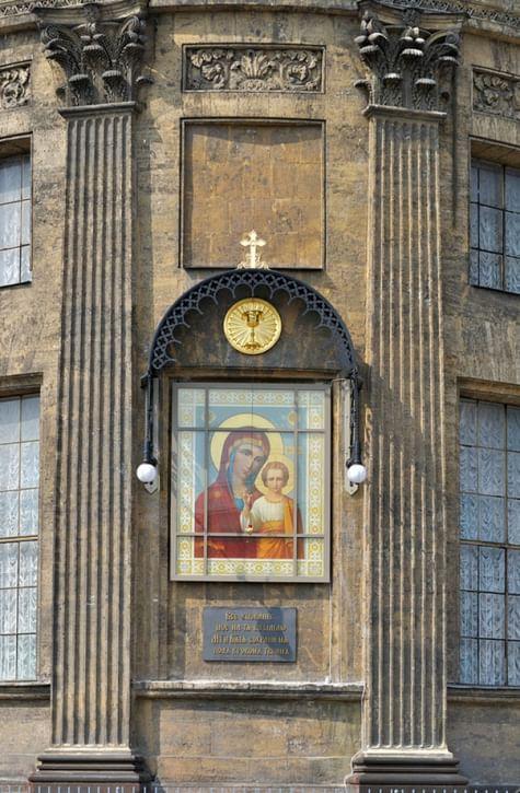 Икона на стене Казанского собора. Фотография: В. Карасев / фотобанк «Лори»