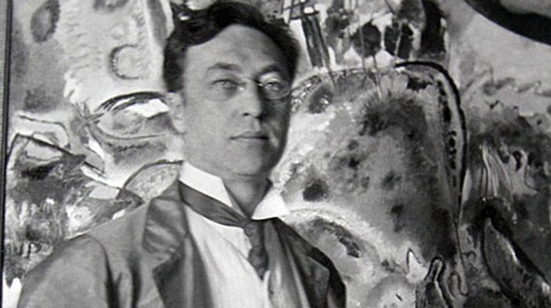 Художник на фоне картины «Маленькие радости». 1913 год