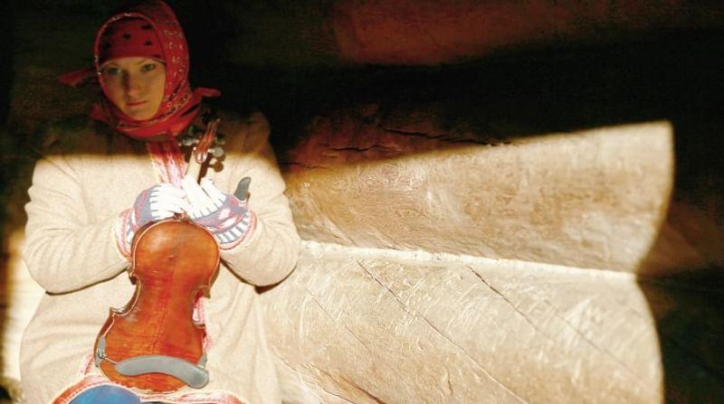 Девушка со скрипкой у Владимиро-Суздальского музея-заповедника в Суздале. Фотография: В. Смирнов / ТАСС