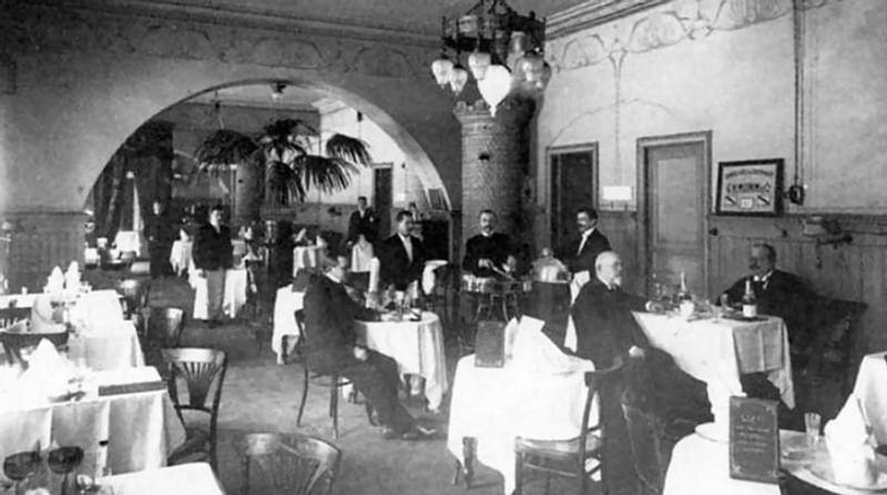 Прототипом ресторана «Грибоедов» был ресторан в доме Герцена на Тверской, 25