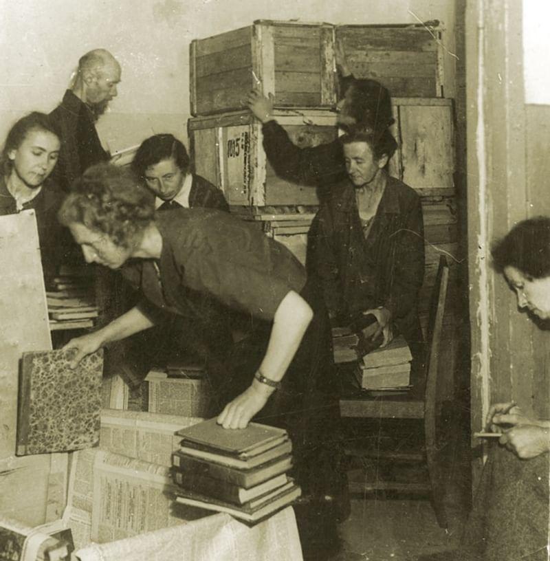 Укладка эвакуируемых фондов Исторической библиотеки. Июль 1941 года