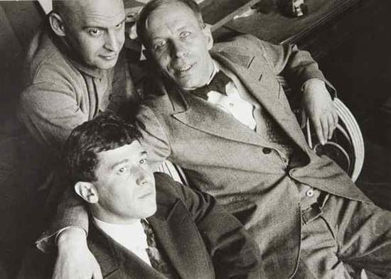 Семен Кирсанов, Александр Родченко, Николай Асеев. Фотография: <a href="http://rosphoto.org" rel="nofollow noopener" target="_blank">rosphoto.org</a>