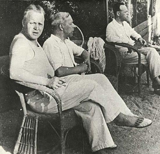 Николай Асеев и Аркадий Гайдар. Фотография: <a href="http://old-kursk.ru/book/lagutich/hronica/hron069.html" rel="nofollow noopener" target="_blank">old-kursk.ru</a>