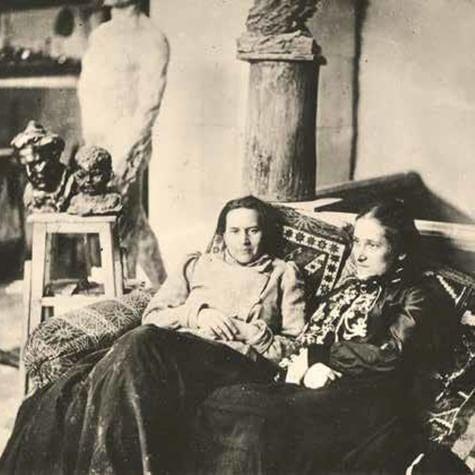 Анна Голубкина (слева) в мастерской. Фотография 1904 года