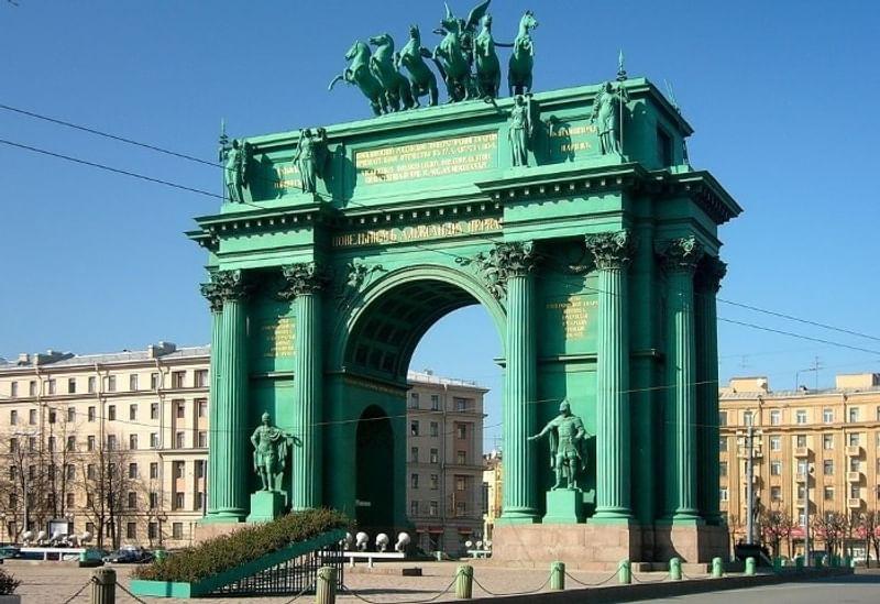 Нарвские триумфальные ворота, Санкт-Петербург. Фотография: Evgeny Gerashchenko / <a href="https://commons.wikimedia.org/w/index.php?curid=1897022" rel="nofollow noopener" target="_blank">commons.wikimedia</a> / <a href="https://creativecommons.org/licenses/by/2.5" rel="nofollow noopener" target="_blank">CC BY 2.5</a>