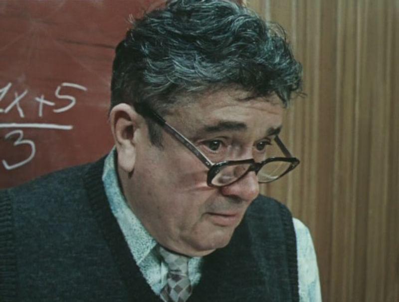 Евгений Весник в роли Семена Николаевича в детском музыкальном фильме Константина Бромберга «Приключения Электроника» (1979)