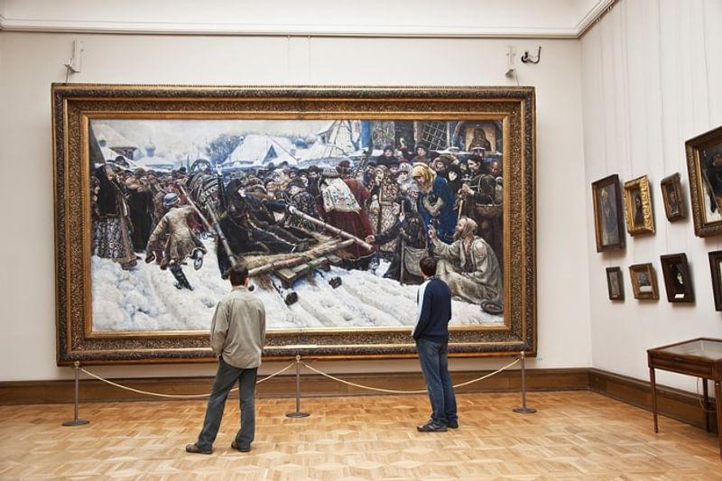 В Третьяковской галерее. Перед картиной Василия Сурикова «Боярыня Морозова». Наталья Волкова / фотобанк «Лори»