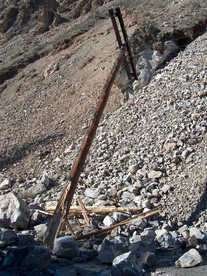 Камнепад сломал телеграфный столб. Чуйское землетрясение. Горный Алтай.