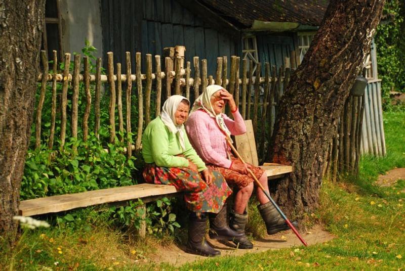 Местные жители на лавочке в деревне