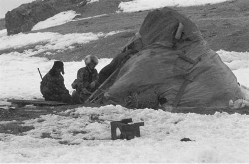 Шалаш, построенный из старых войлочных ковров, в котором зимой жили табунщики с. Джазатор