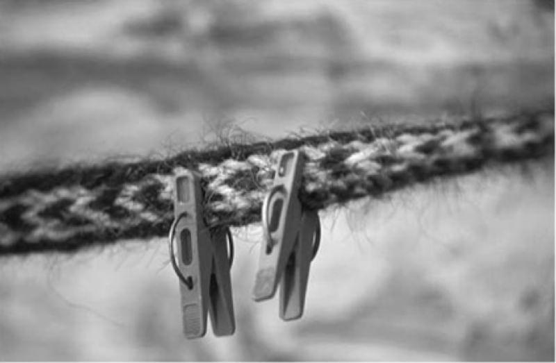 Волосяной аркан, повешенный вдоль стены сруба