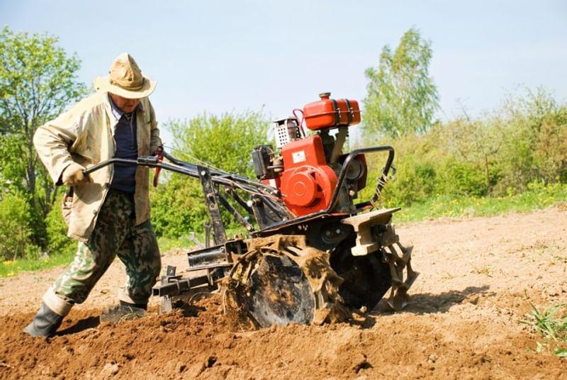 Весенняя пахота. Рыхление земли при помощи мотоблока