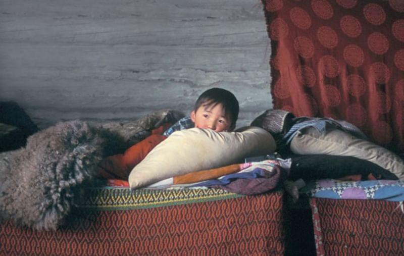 Люди, ложась спать, накрываются специально выделанными и сшитыми на манер покрывала или спального мешка козьими шкурами.