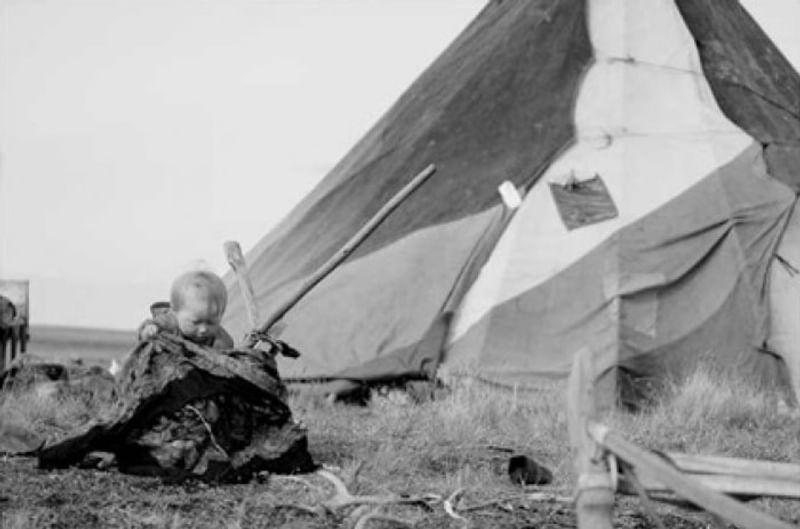 Покрышкой первого игрушечного чума служит материнский платок. Обломки оленьих рогов перед ним — соответственно стадо оленей