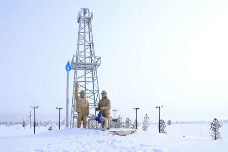Памятник Скважина Р-2 героям первооткрывателям Уренгойского газоконденсатного месторождения