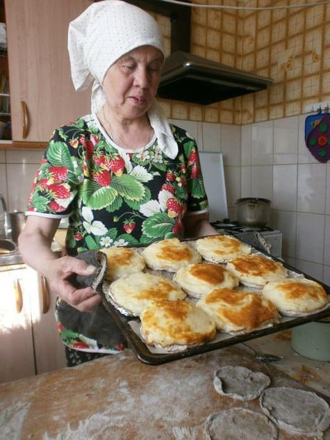 Жительница с. Айкино с шаньгами