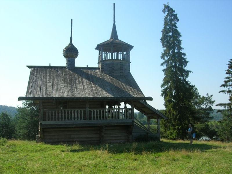 Часовня Иоанна Богослова в д. Зехново и вид на деревню