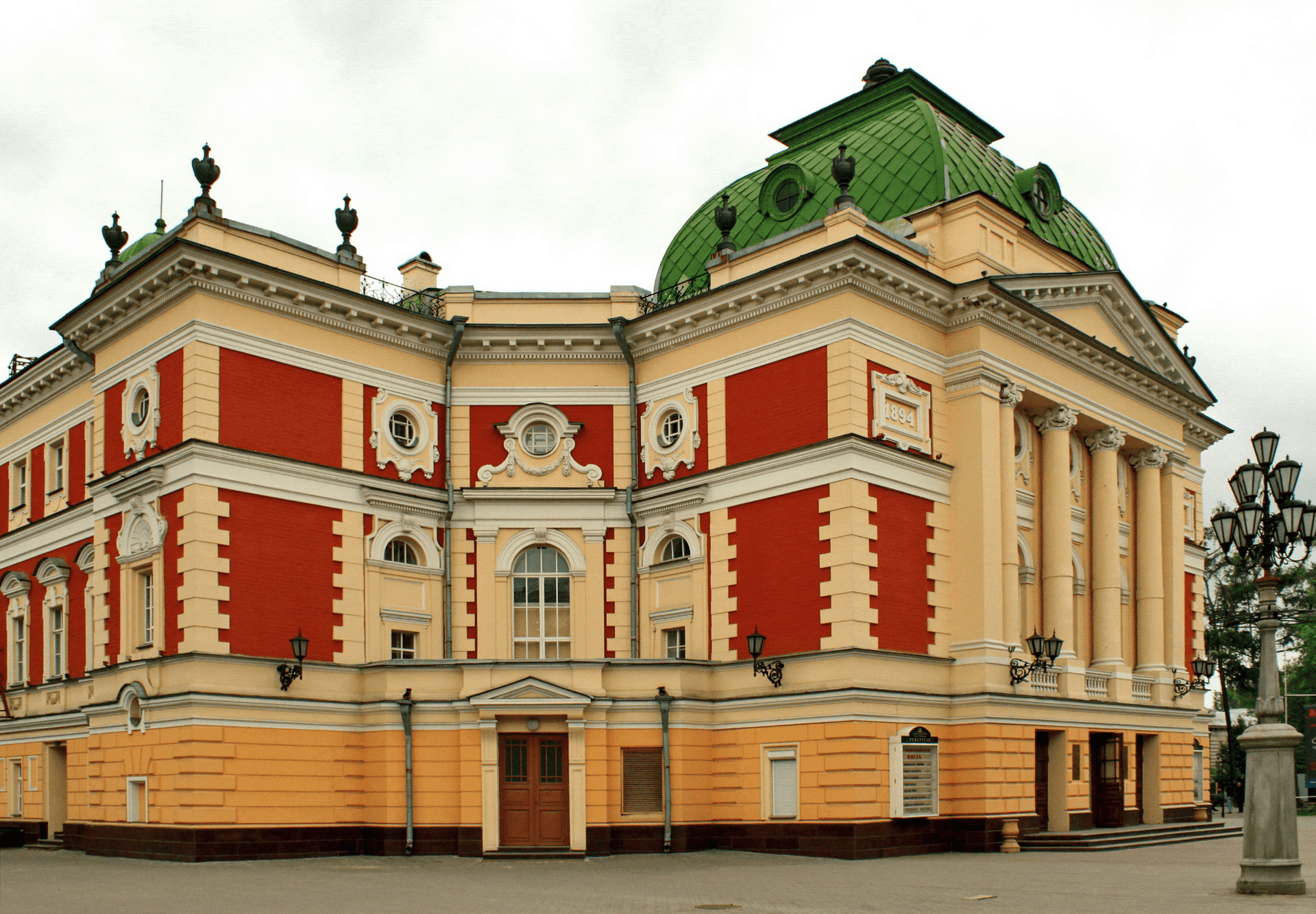 Иркутский драматический театр им. Н.П. Охлопкова. Иркутск. Фотография: Marcin Konsek / <a href="https://commons.wikimedia.org/w/index.php?curid=31292519" rel="nofollow noopener" target="_blank">commons.wikimedia</a> / <a href="https://creativecommons.org/licenses/by-sa/4.0" rel="nofollow noopener" target="_blank">CC BY-SA 4.0</a>