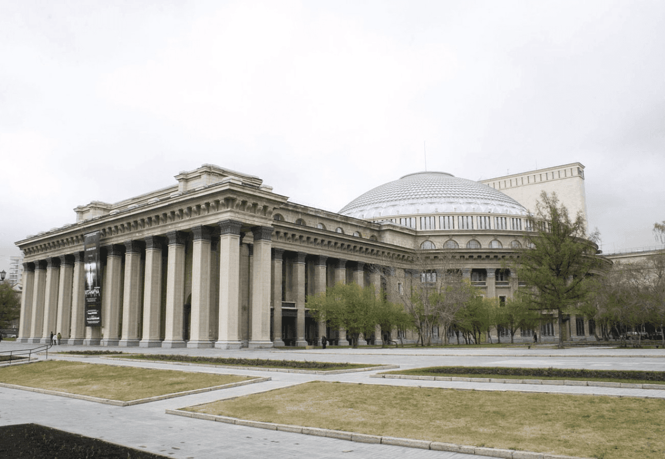 Новосибирский академический театр оперы и балета, Новосибирск. Фотография: Дмитрий Артемьев / <a href="https://commons.wikimedia.org/w/index.php?curid=35900029" rel="nofollow noopener" target="_blank">commons.wikimedia</a> / <a href="https://creativecommons.org/licenses/by-sa/3.0" rel="nofollow noopener" target="_blank">CC BY-SA 3.0</a>