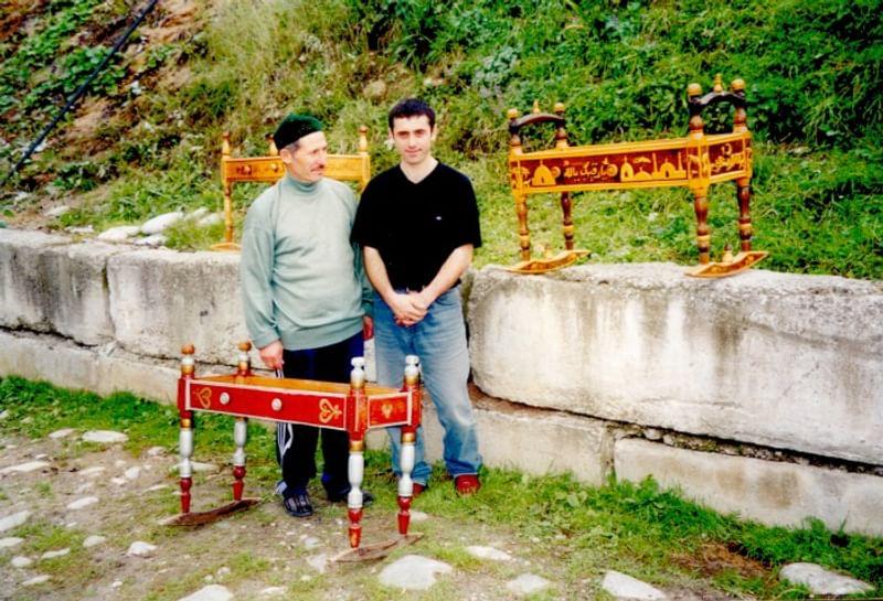 Мастера — отец и сын, изготавливающие традиционные балкарские колыбели. Кабардино-Балкарская Республика, с. Бабугент.