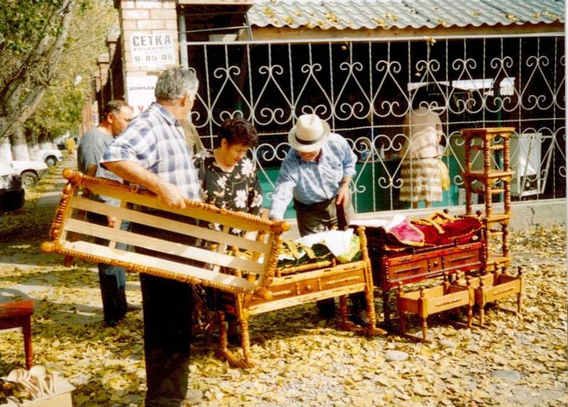 Продажа традиционных колыбелей на городском рынке. Карачаево-Черкесская Республика, г. Черкесск.