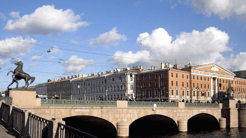 Вид на Аничков мост со стороны Аничкова дворца, Санкт-Петербург. Фотография: Potekhin / <a href="https://commons.wikimedia.org/w/index.php?curid=8897098" rel="nofollow noopener" target="_blank">commons.wikimedia</a> / <a href="https://creativecommons.org/licenses/by-sa/3.0" rel="nofollow noopener" target="_blank">CC BY-SA 3.0</a>
