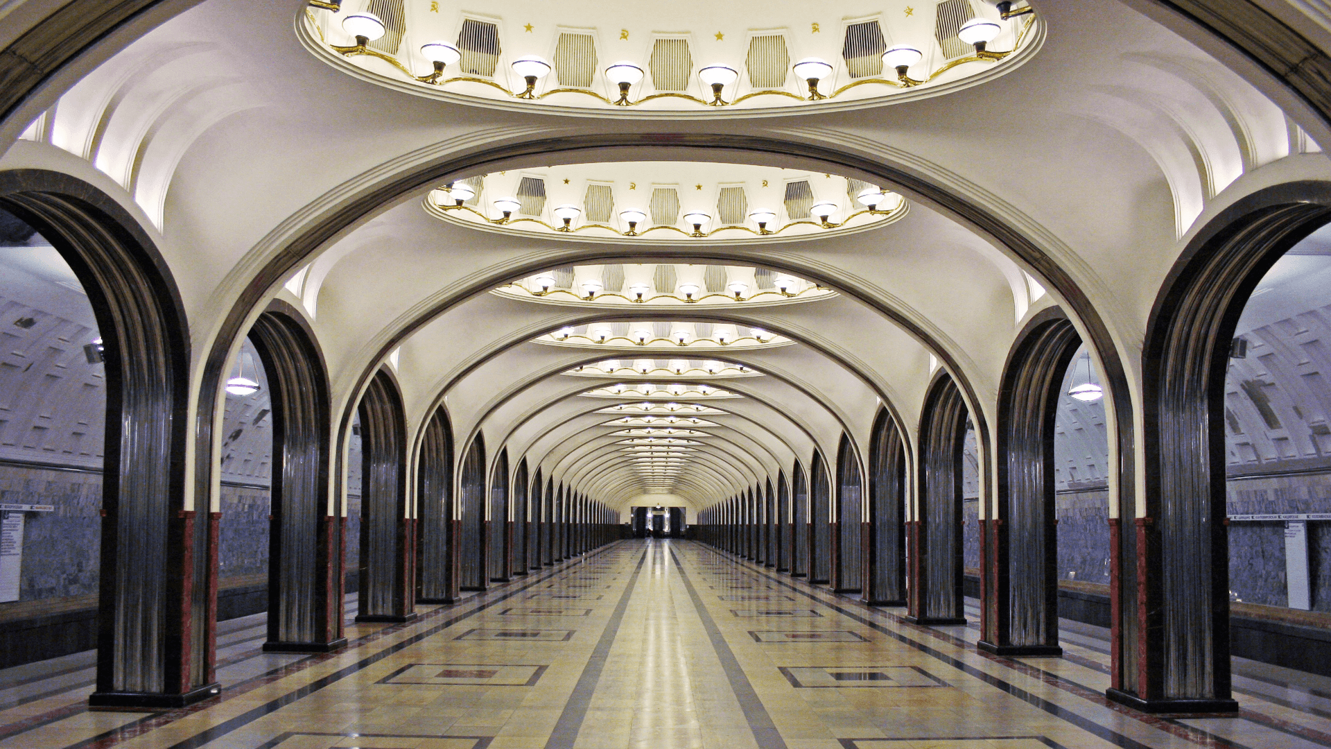 Станция «Маяковская» Замоскворецкой линии Московского метрополитена. Фотография: A.Savin / <a href="https://commons.wikimedia.org/w/index.php?curid=35843139" rel="nofollow noopener" target="_blank">commons.wikimedia</a> / <a href="https://creativecommons.org/licenses/by-sa/3.0" rel="nofollow noopener" target="_blank">CC BY-SA 3.0</a>