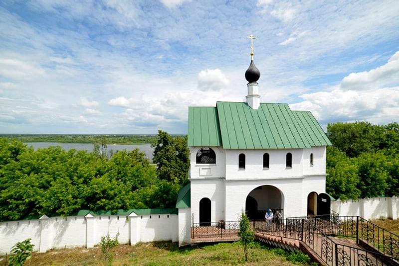 Муромский Спасо-Преображенский монастырь, надвратная церковь преподобного Сергия Радонежского. Фотография: Александр Циликин / фотобанк «Лори»