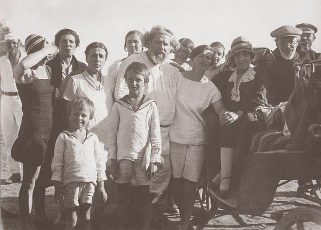 М.А. и М.С. Волошины. Проводы гостей. Коктебель. 1920–е годы. Собрание Дома-музея М.А. Волошина.