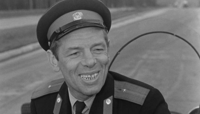 Георгий Жженов в роли автоинспектора в художественном фильме Эльдара Рязанова «Берегись автомобиля» (1966)