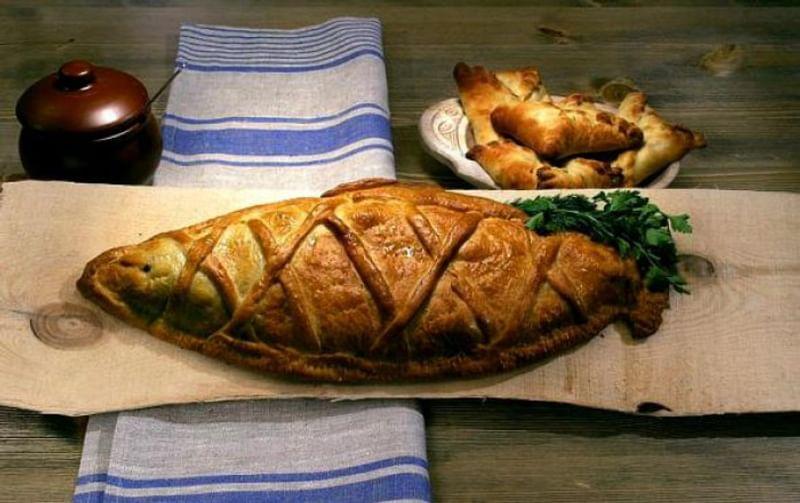 Рыбник на столе