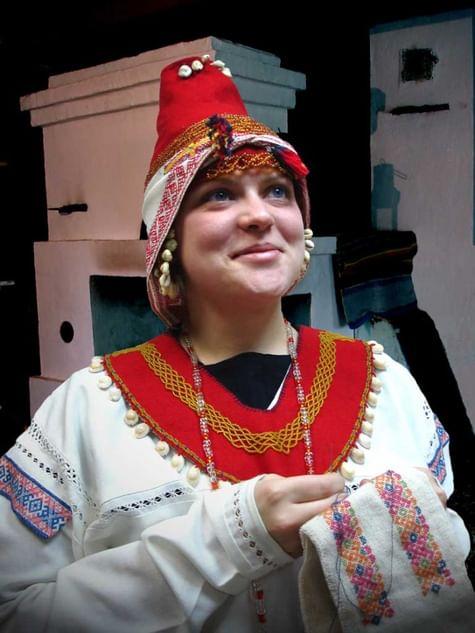 Девушка в национальном костюме