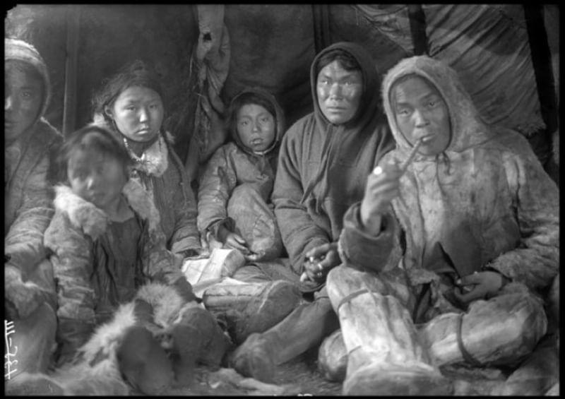 «Семья юрака Ялка. Малые дети самоеда Петра Лебедя». Туруханский край. 1907, 1908 или 1916 г. Автор А.Я. Тугаринов