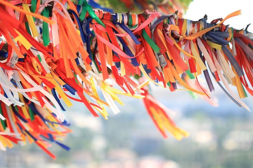 Разноцветные ритуальные ленты на дереве