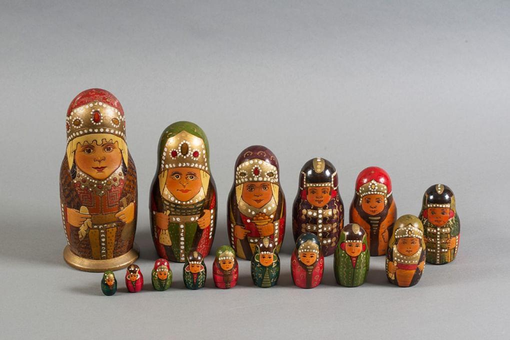 Экспонаты выставки «Непростая игрушка» во Всероссийском музее декоративно-прикладного искусства