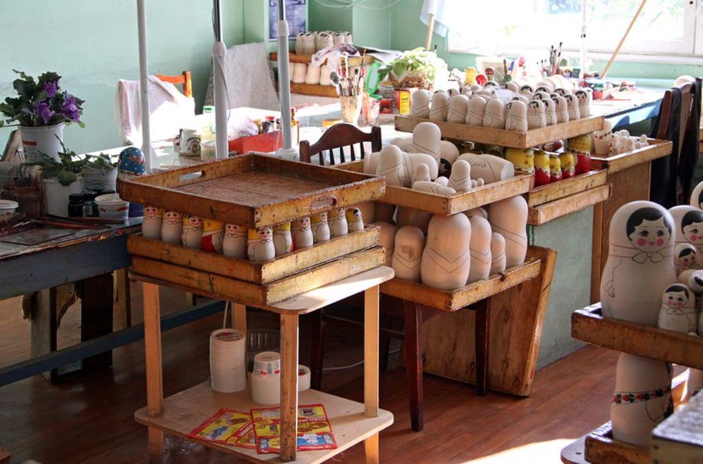 На фабрике хохломской росписи в Семенове. Нижегородская область