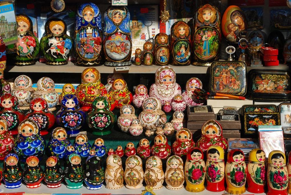 Прилавок с русскими сувенирами