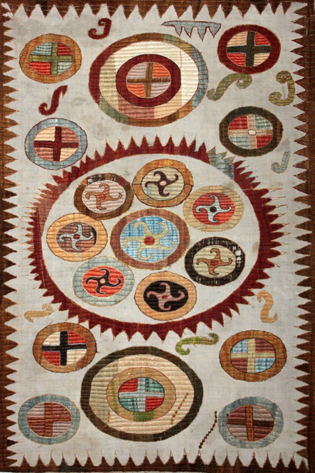 Кайтагская вышивка, Дагестан, XIX век. Х/б ткань, шелк, натуральные красители (Музей-заповедник — этнографический комплекс «Дагестанский аул»)