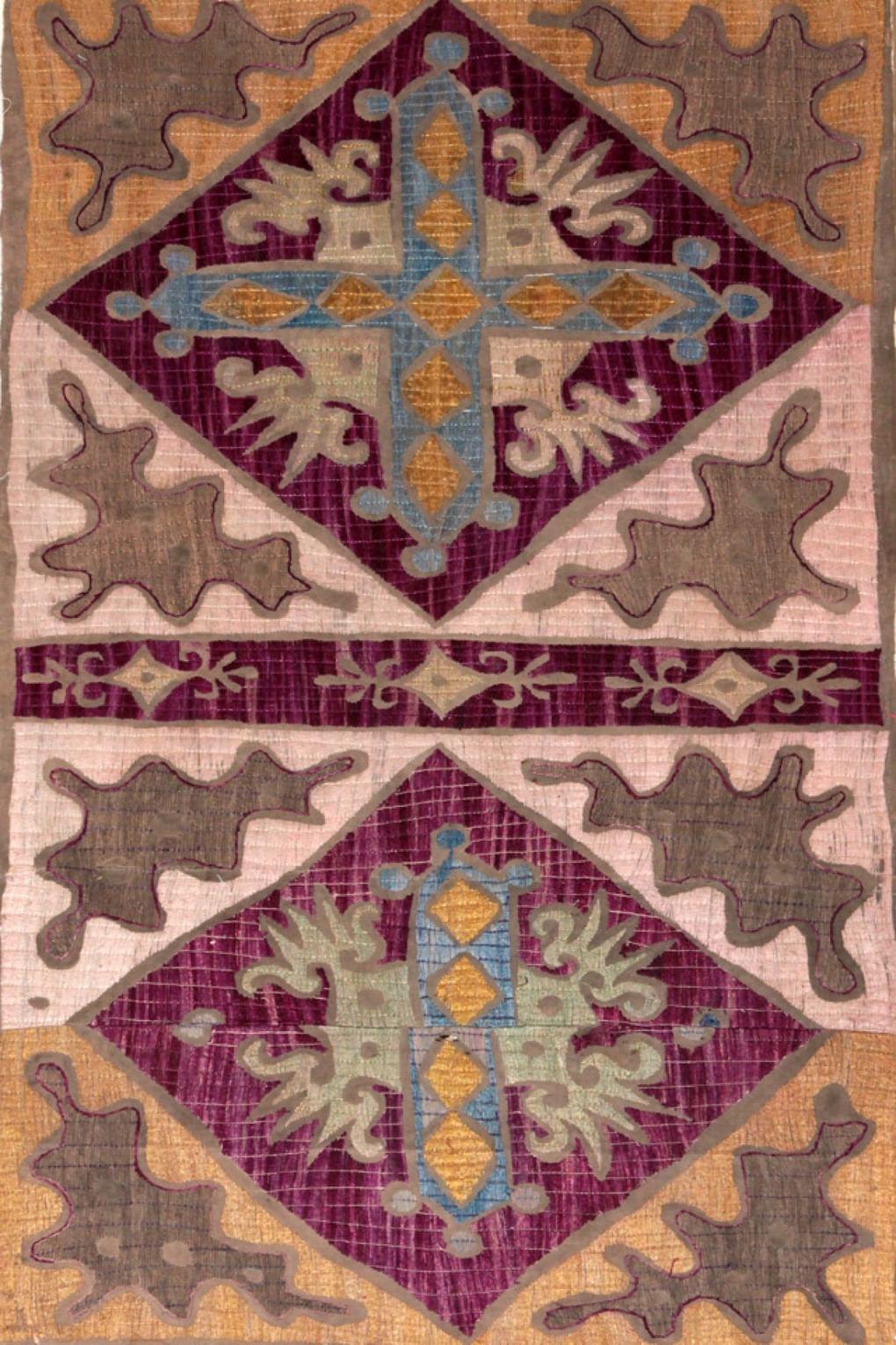 Кайтагская вышивка, Дагестан, XIX век. Х/б ткань, шелк, натуральные красители (Музей-заповедник — этнографический комплекс «Дагестанский аул»)