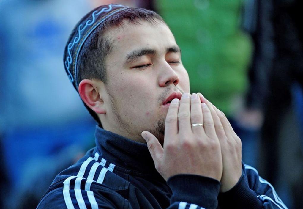 Мусульманин во время исламского праздника Курбан-байрам у Соборной мечети. Фотография: ИТАР–ТАСС / З. Джавахадзе
