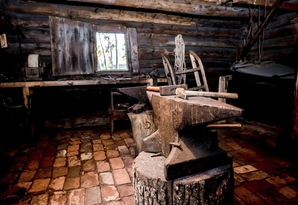 Интерьер старинной кузницы. Фотография: А. Тихонов / фотобанк «Лори»