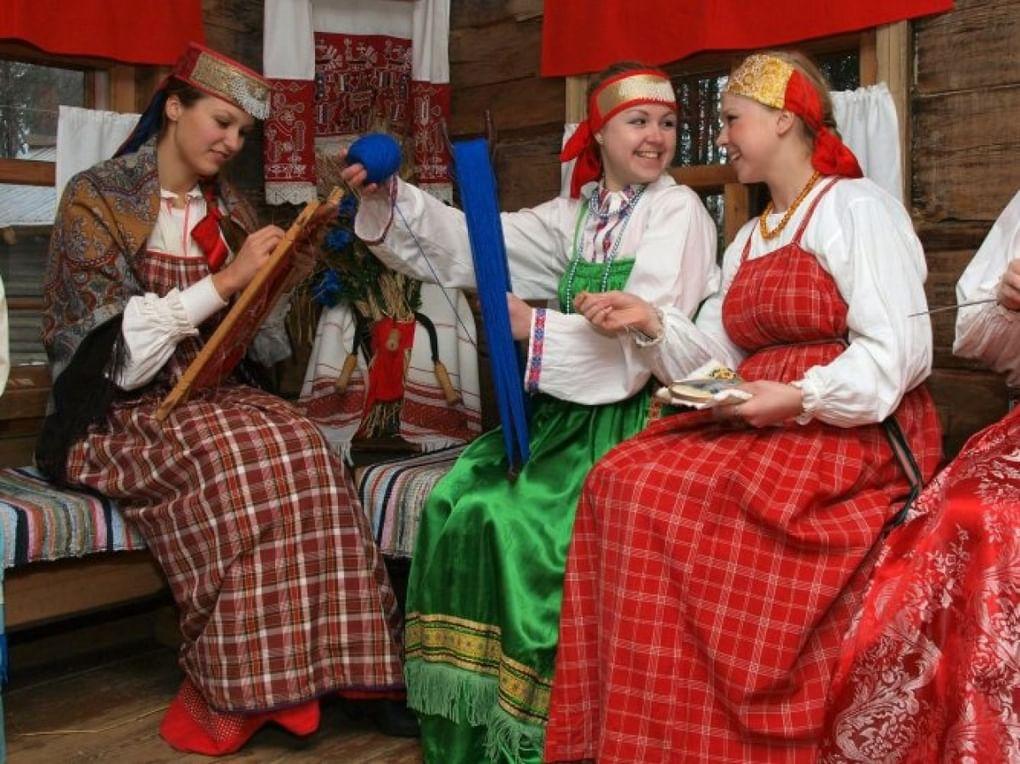 Посиделки девушек за рукоделием