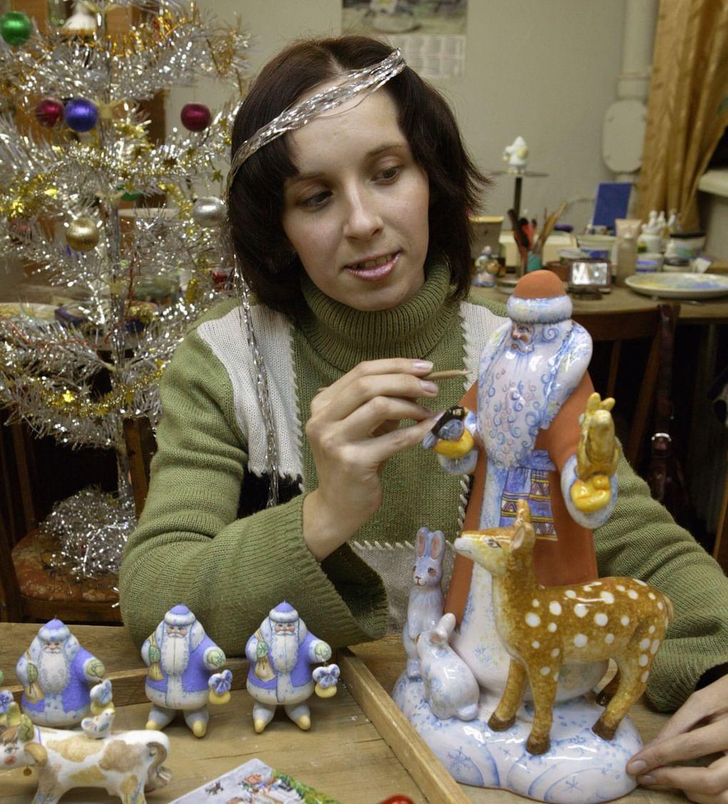 Художник-живописец фабрики за работой. Ручная роспись елочных игрушек на фабрике «Майолика» в Ярославле. Фотография: С. Метелица / ИТАР–ТАСС  
