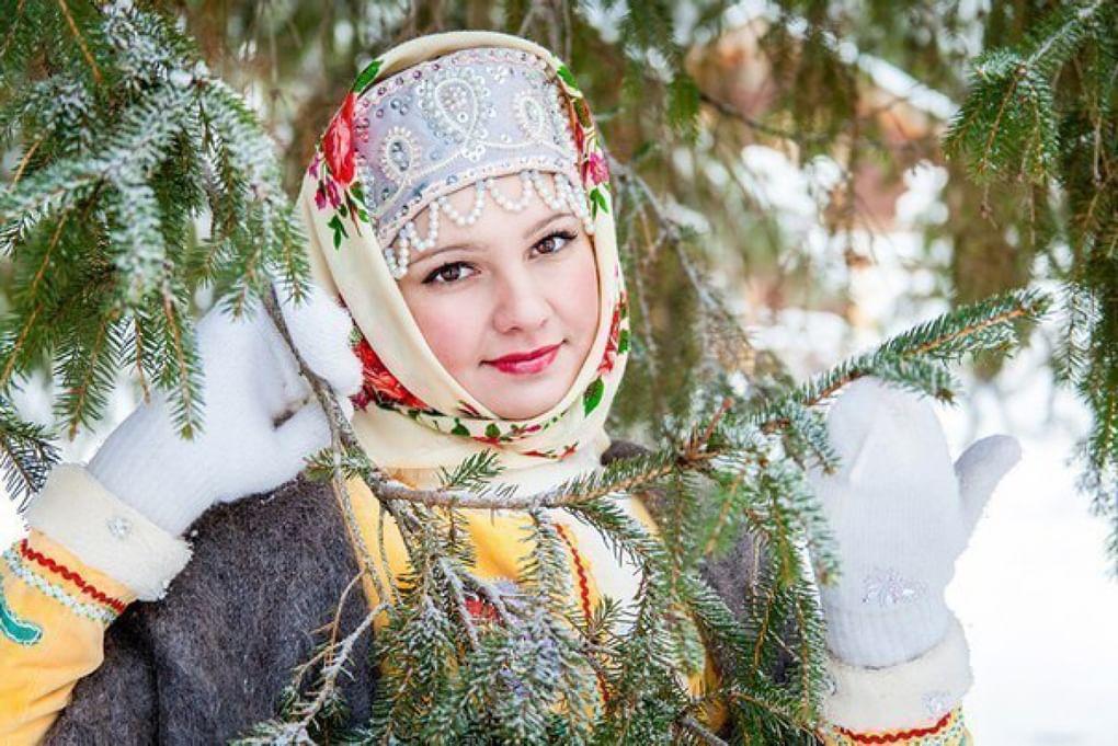 Девушка в волоснике, расшитом пайетками и жемчугом