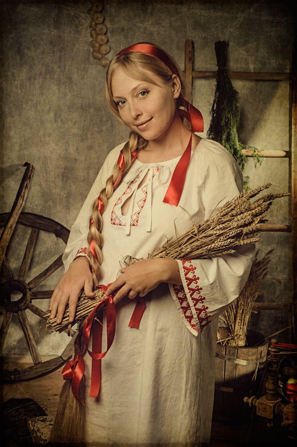 Деревенская девушка с лентой в косе